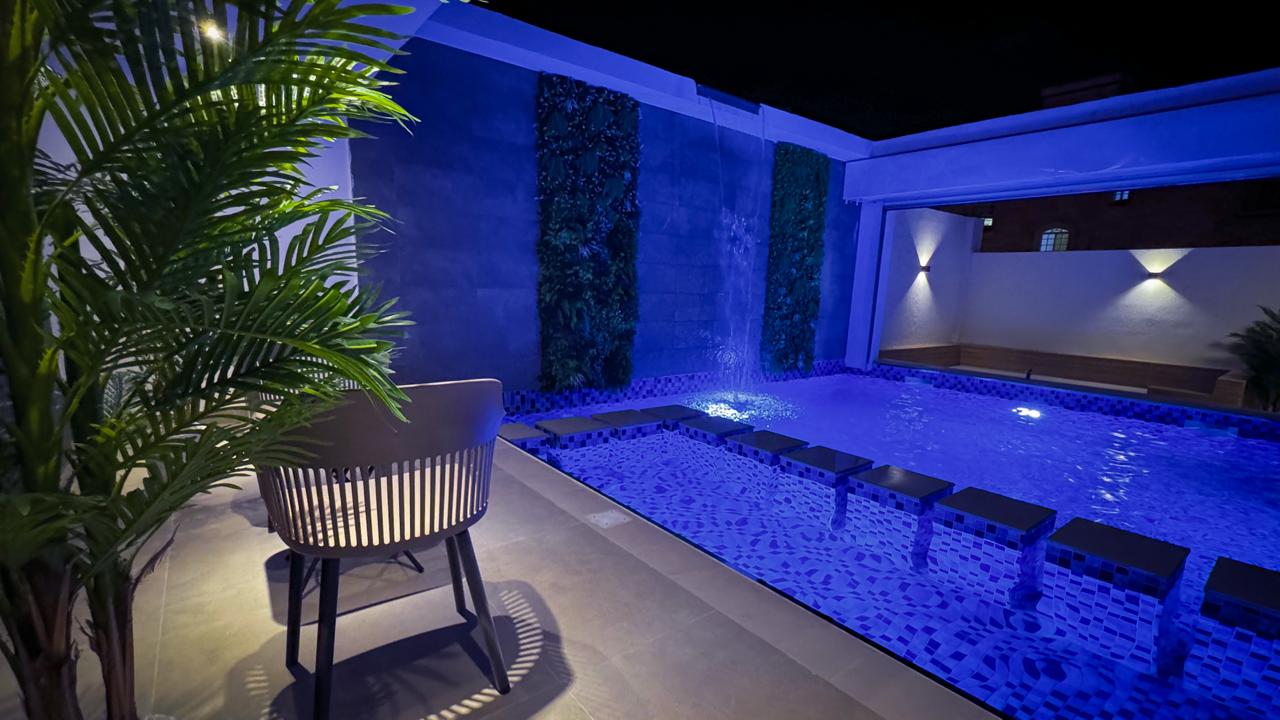 جلسه خارجيه عند مسبح